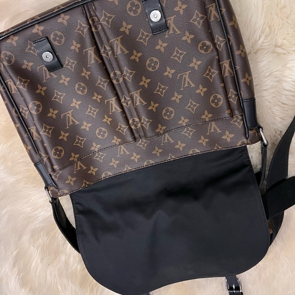 LOUIS VUITTON Christopher Messenger Bag - Picture 3 of 9